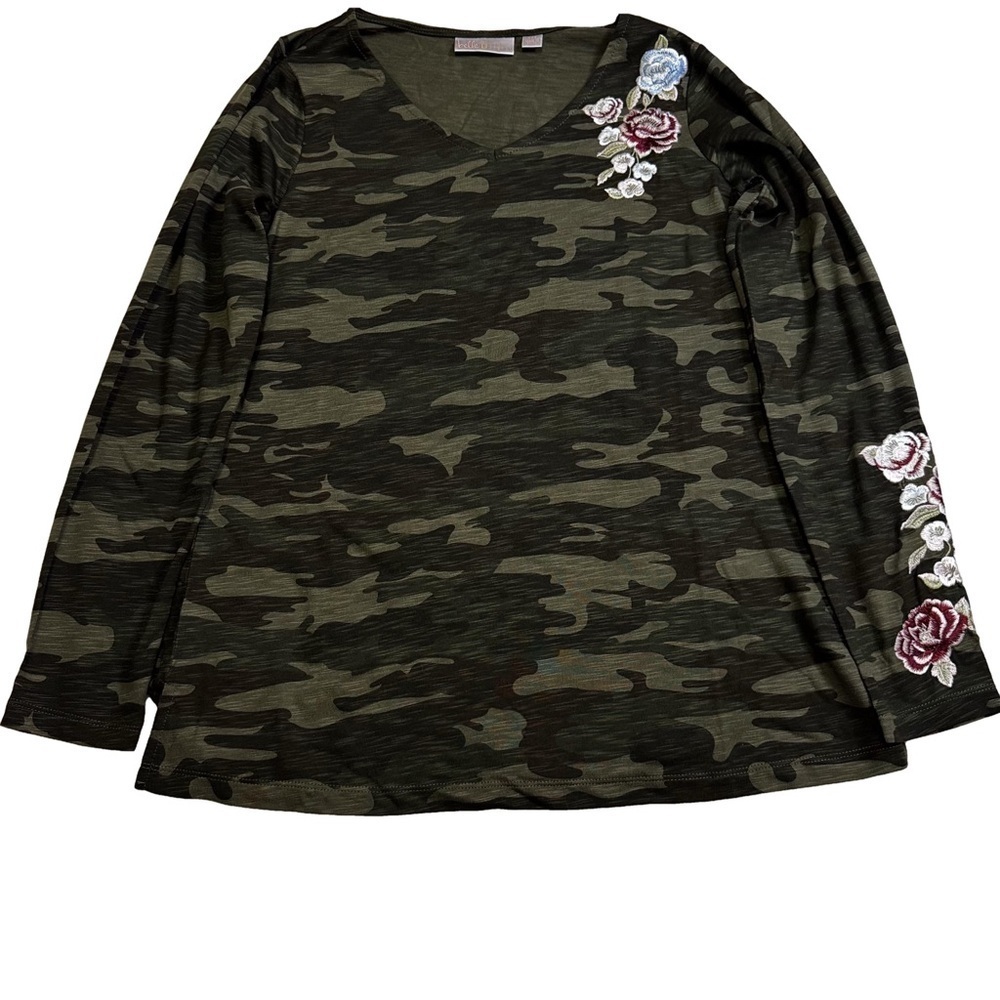 Belle by Kim Gravel Camo Green Top Shirt Tee Size XXS Runs Big Floral Embroidery